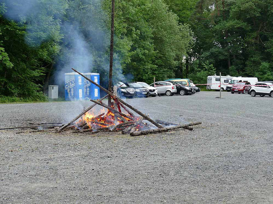 Entzünden des Johannifeuers (Foto: Karl-Franz Thiede)